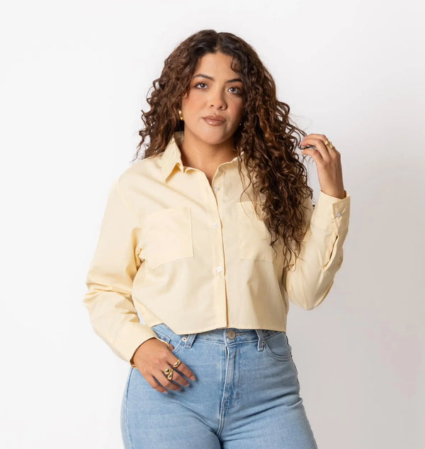 Camisa crop manga larga amarilla, vista frontal en modelo