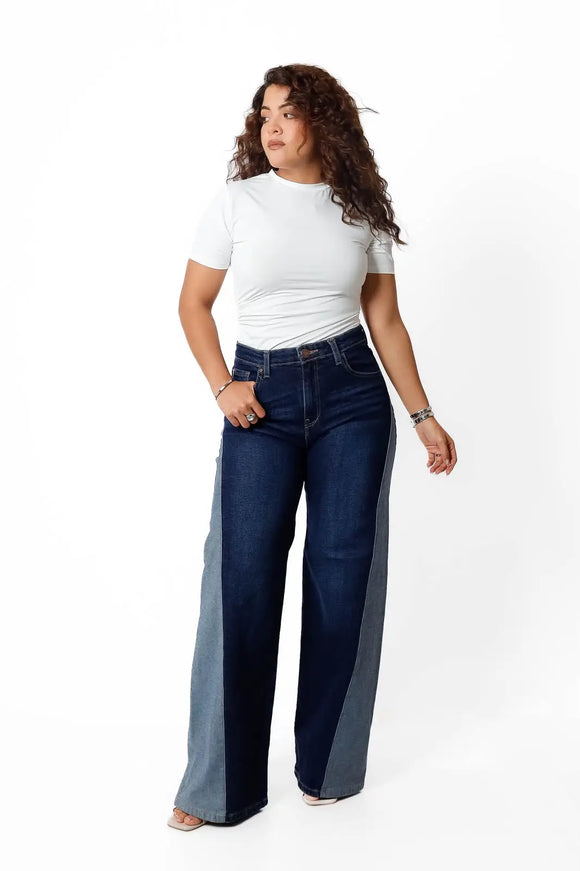 Jean wide leg bicolor azul índigo, vista frontal en modelo