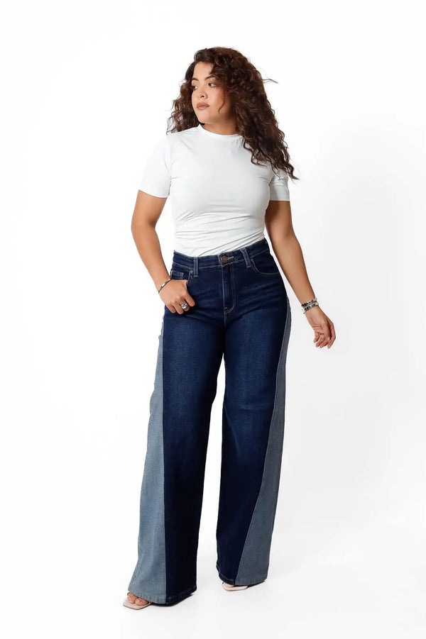Jean wide leg bicolor azul índigo, vista frontal en modelo
