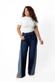 Jean wide leg bicolor azul índigo, vista frontal en modelo