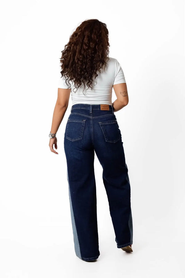 Jean wide leg bicolor azul índigo, vista trasera con bolsillos traseros
