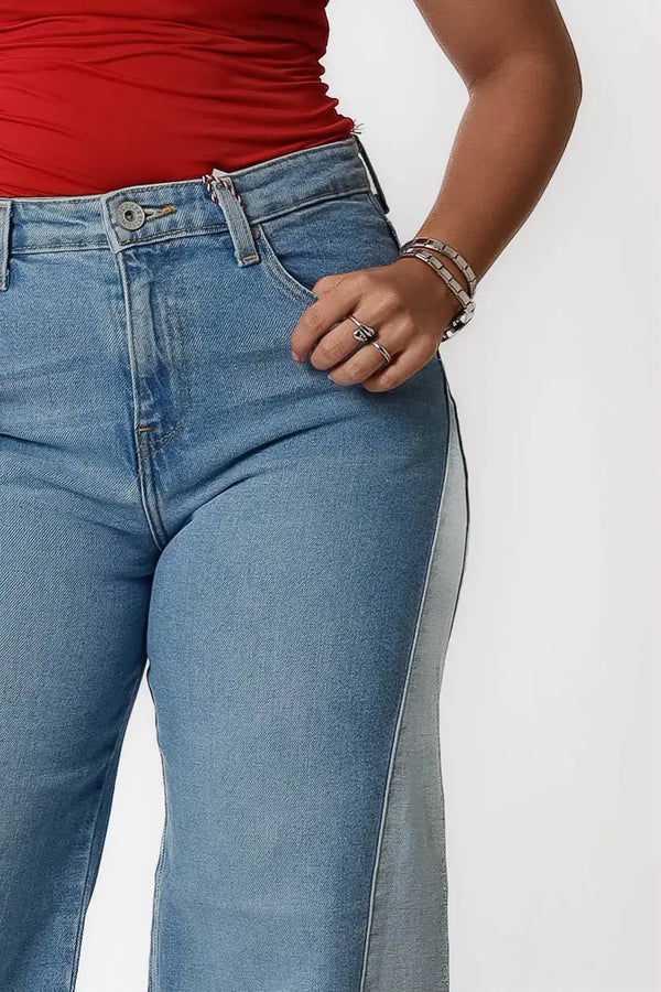 Jean wide leg bicolor bleach, detalle de panel lateral y tela de mezclilla
