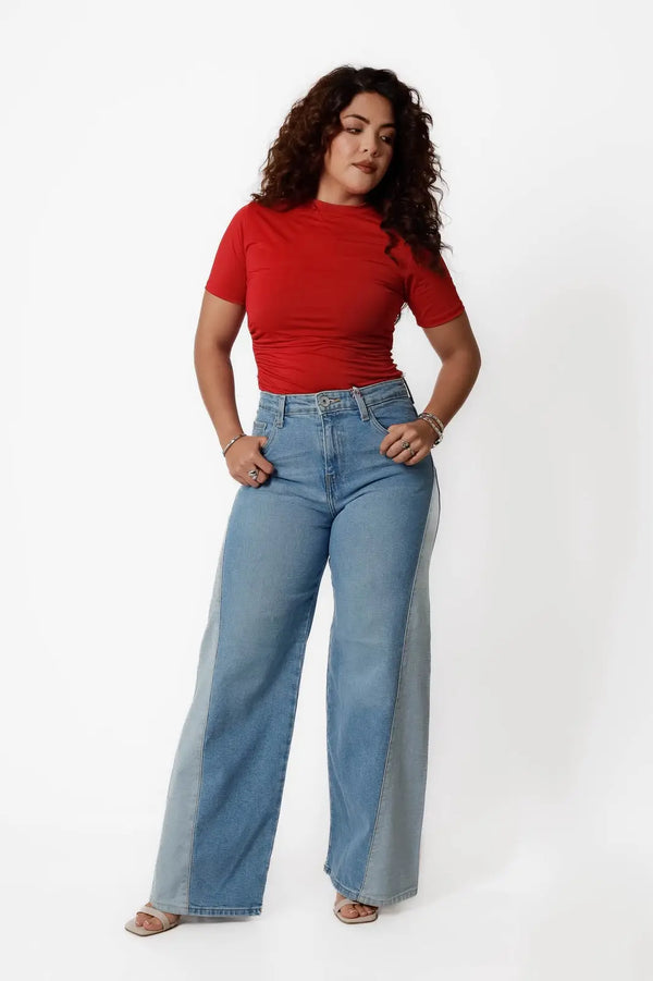Jean wide leg bicolor bleach, vista frontal en modelo