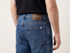 Jeans carpintero azul, detalle de bolsillo, costuras y remaches