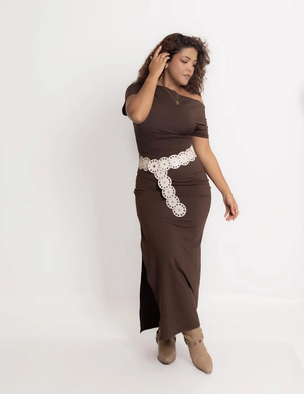 Vestido largo ajustado café con abertura, vista frontal en modelo