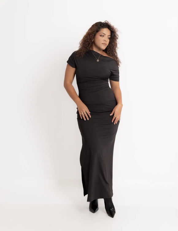Vestido largo ajustado negro con abertura, vista frontal en modelo