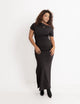 Vestido largo ajustado negro con abertura, vista frontal en modelo