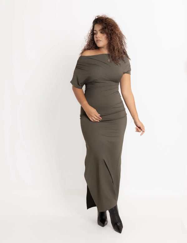 Vestido largo ajustado verde olivo con abertura, vista frontal en modelo