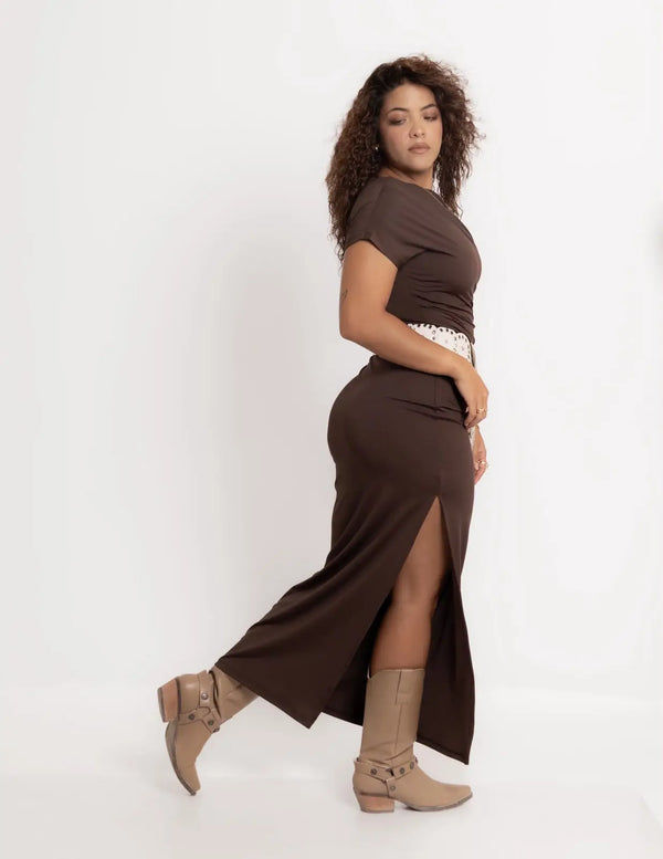 Vestido largo ajustado café con abertura, vista lateral en modelo