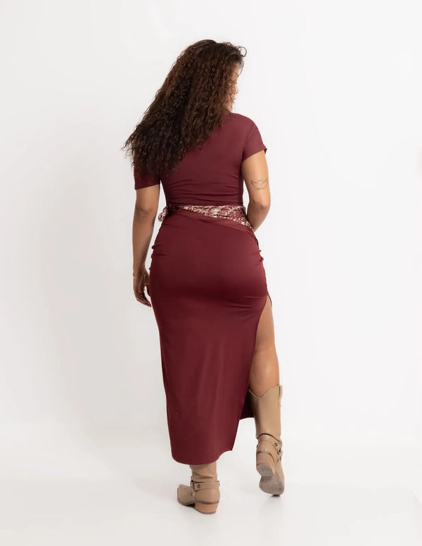 Vestido largo ajustado vino, vista trasera en modelo