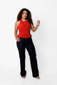 Blusa cuello halter roja, vista frontal en modelo