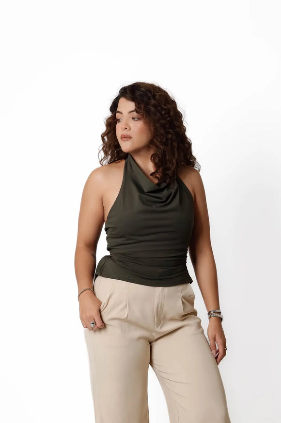 Blusa cuello halter verde, vista frontal en modelo