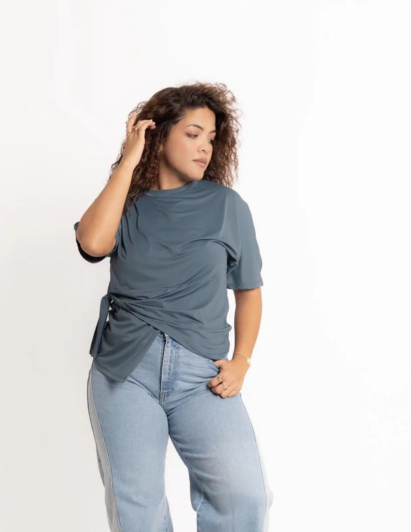 Blusa con lazo lateral azul, vista frontal en modelo