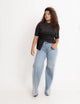 Blusa con lazo lateral negra, vista frontal en modelo