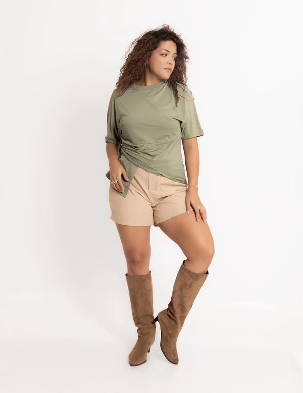 Blusa con lazo lateral verde olivo, vista frontal en modelo