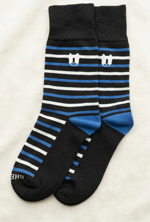 Par de calcetas para hombre con franjas horizontales azules, blancas y negras, diseño casual de algodón con talón reforzado y logotipo Sherman Morgan en la punta.