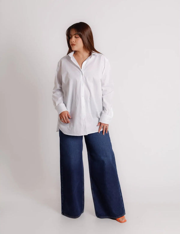 Camisa oversize blanca con listón, vista frontal en modelo