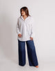 Camisa oversize blanca con listón, vista frontal en modelo