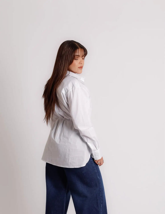 Camisa oversize blanca con listón, vista lateral en modelo
