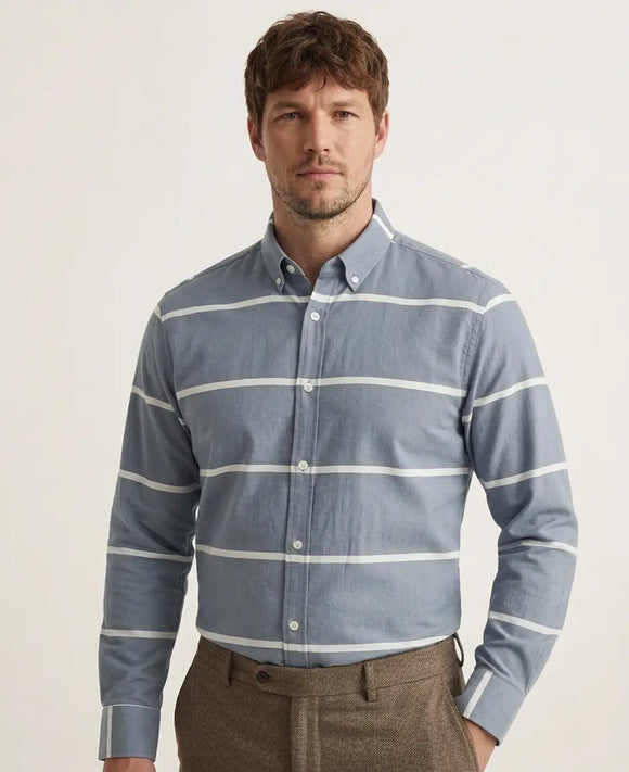 Camisa de manga larga azul para hombre con franjas horizontales blancas, diseño de cuello tradicional en corte casual, Sherman Morgan.