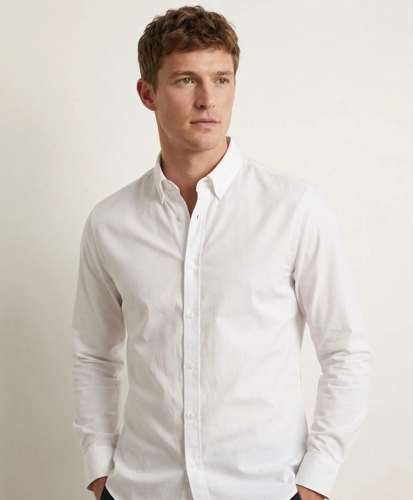 Camisa blanca lisa de manga larga para hombre sin bolsillo, diseño minimalista de frente limpio y cuello tradicional, Sherman Morgan.