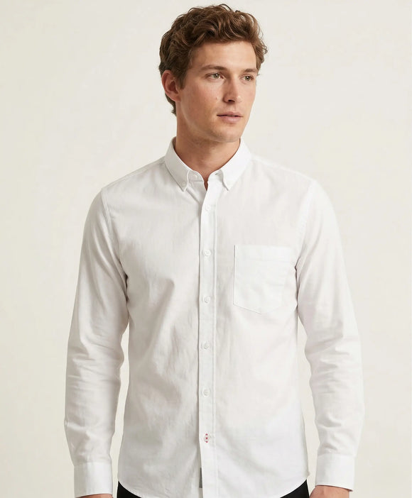 Camisa blanca lisa de manga larga para hombre con bolsillo frontal, diseño minimalista de cuello tradicional, Sherman Morgan.