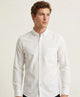 Camisa blanca lisa de manga larga para hombre con bolsillo frontal, diseño minimalista de cuello tradicional, Sherman Morgan.
