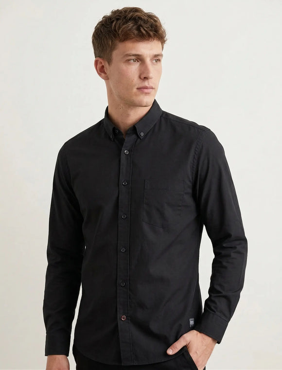 Camisa negra lisa de manga larga para hombre con bolsillo frontal, diseño minimalista de cuello tradicional, Sherman Morgan.