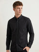 Camisa negra lisa de manga larga para hombre con bolsillo frontal, diseño minimalista de cuello tradicional, Sherman Morgan.