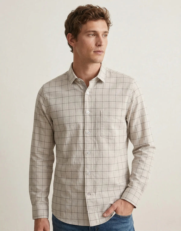 Camisa beige de manga larga para hombre con estampado de cuadrícula grande negra, diseño casual con bolsillo frontal, Sherman Morgan.