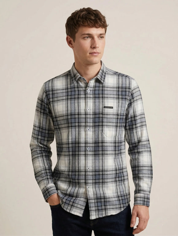 Camisa tipo sobre camisa  para hombre blanca con cuadros negros y azules, bolsillo frontal con etiqueta de marca Sherman Morgan.