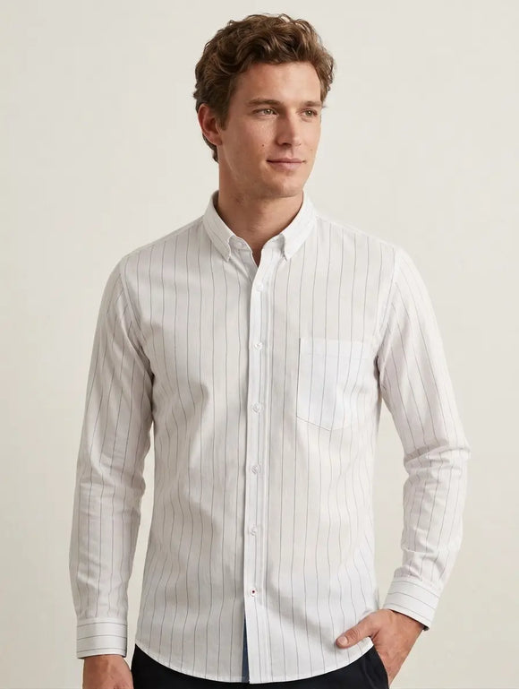 Camisa blanca de manga larga para hombre con finas rayas verticales, diseño clásico con bolsillo frontal y cuello tradicional, Sherman Morgan.