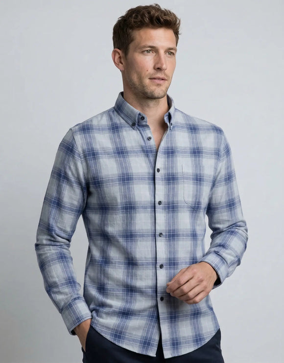 Camisa de manga larga azul claro para hombre con estampado de cuadrícula azul rey, diseño con bolsillo frontal y cuello tradicional, Sherman Morgan.