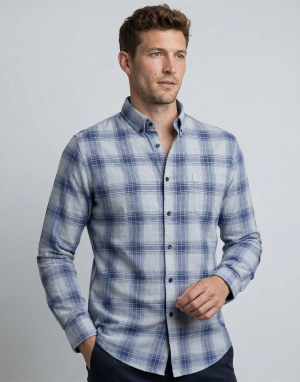 Camisa de manga larga azul claro para hombre con estampado de cuadrícula azul rey, diseño con bolsillo frontal y cuello tradicional, Sherman Morgan.