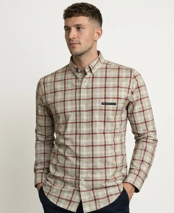 Camisa de manga larga beige para hombre con estampado de cuadros rojos y bolsillo frontal con etiqueta, diseño casual de cuello tradicional, Sherman Morgan.