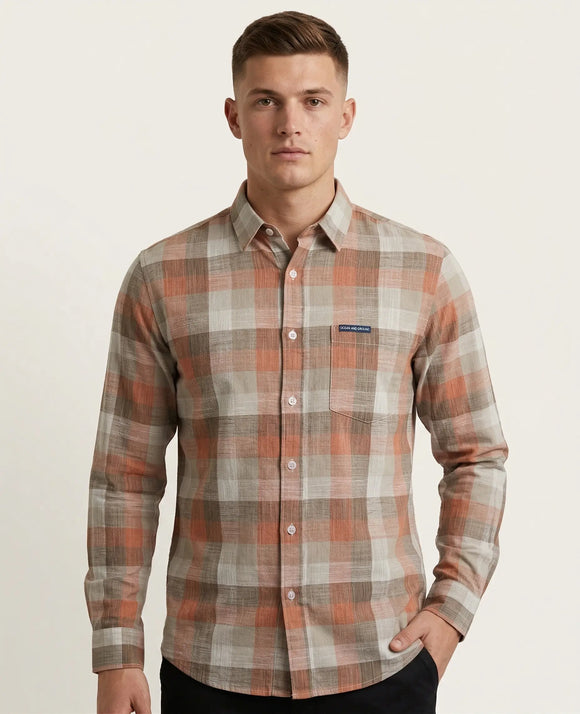 Camisa de manga larga para hombre a cuadros naranjas, café y beige, diseño casual con bolsillo frontal, etiqueta  y cuello tradicional, Sherman Morgan.