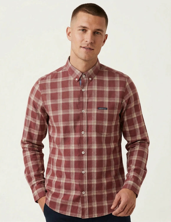 Camisa de manga larga rojo ladrillo para hombre con estampado de cuadros beiges y bolsillo frontal, diseño casual de cuello tradicional, Sherman Morgan.