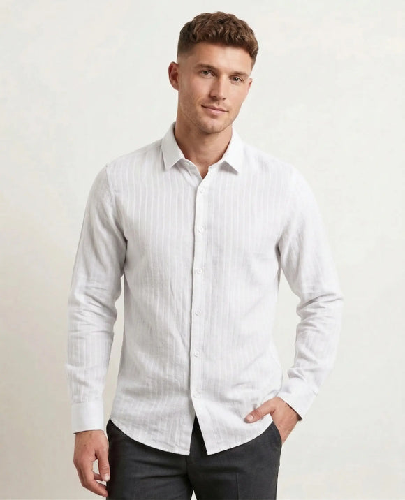 Camisa blanca de manga larga para hombre en tela Jacquard con textura de tejido artesanal cuello tradicional, Sherman Morgan.