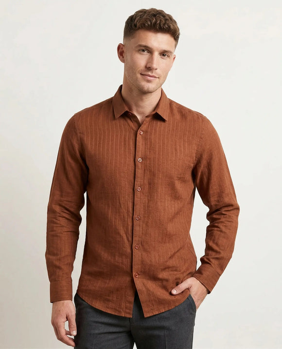 Camisa color tabaco de manga larga para hombre en tela Jacquard con textura de tejido artesanal, diseño de frente liso sin bolsillo, Sherman Morgan.