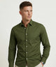 Camisa verde lisa de manga larga para hombre sin bolsillo, diseño minimalista de frente limpio y cuello tradicional, Sherman Morgan.