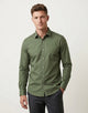 Camisa verde olivo lisa de manga larga para hombre sin bolsillo, diseño minimalista de frente limpio y cuello tradicional, Sherman Morgan.