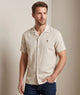 Camisa casual de lino beige para hombre, manga corta con cuello tradicional y detalle de palmera bordada en el pecho, diseño fresco de Sherman Morgan.