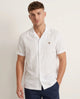 Camisa casual de lino blanca para hombre, manga corta con cuello tradicional y detalle de palmera bordada en el pecho, diseño fresco de Sherman Morgan.