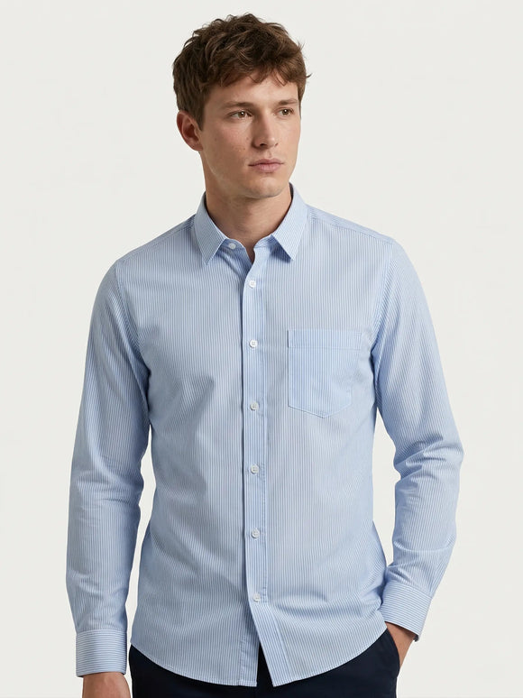Camisa de manga larga azul claro para hombre con finas rayas verticales blancas, diseño clásico de vestir con cuello tradicional y bolsillo frontal, Sherman Morgan.