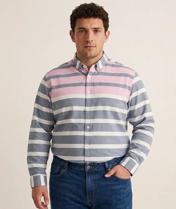 Camisa de manga larga azul para hombre con franjas horizontales blancas y detalle de rayas rosas en el pecho, diseño casual con cuello tradicional, Sherman Morgan.