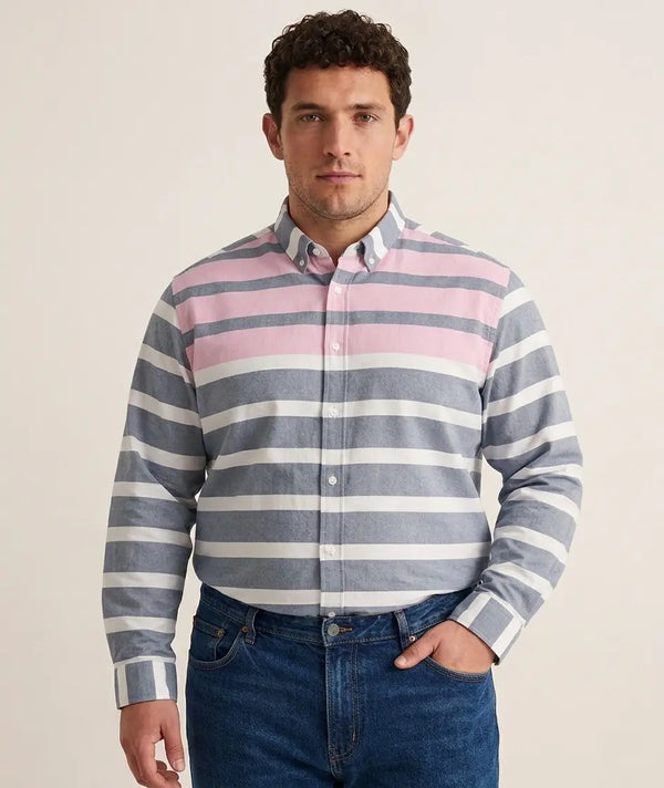 Camisa de manga larga azul para hombre con franjas horizontales blancas y detalle de rayas rosas en el pecho, diseño casual con cuello tradicional, Sherman Morgan.