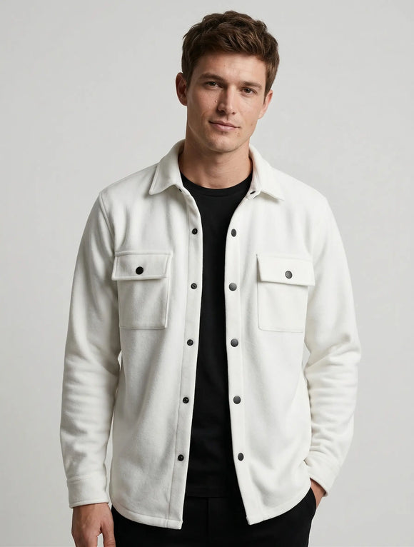 Chamarra tipo sobre camisa blanca para hombre en tela texturizada térmica, diseño con doble bolsillo frontal y botones, Sherman Morgan.