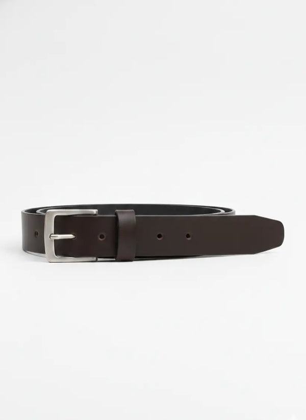 Cinturón de vestir para hombre color café en acabado liso, accesorio de piel sintética con hebilla metálica clásica y diseño elegante, Sherman Morgan.
