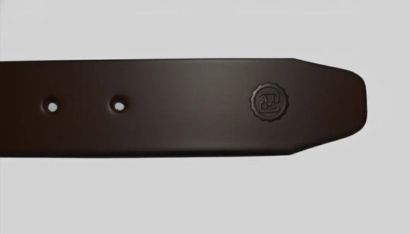 Detalle de la punta de cinturón café para hombre con logotipo de Sherman Morgan grabado en relieve.