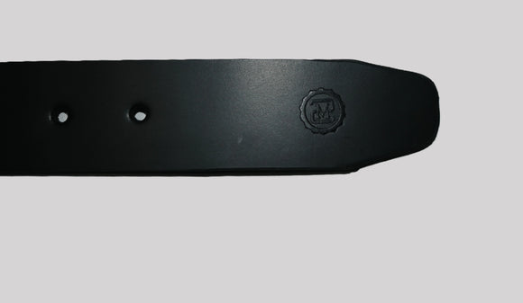 Detalle de la punta de cinturón negro para hombre con logotipo de Sherman Morgan grabado en relieve.